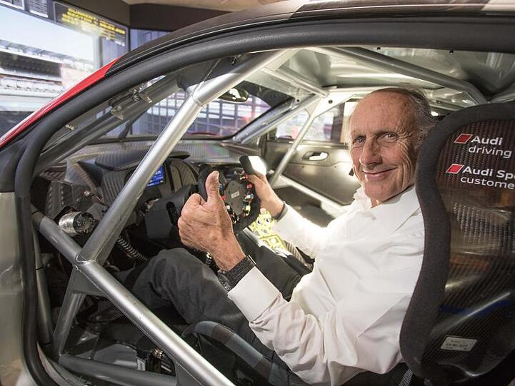 Rennfahrer-Legende Hans-Joachim Stuck sitzt im mydays Erlebniswerk in einem Tourenwagen-Simulator Audi R8 GT3. Foto: Jörg Carstensen/dpa