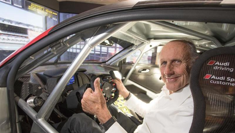 Rennfahrer-Legende Hans-Joachim Stuck sitzt im mydays Erlebniswerk in einem Tourenwagen-Simulator Audi R8 GT3. Foto: Jörg Carstensen/dpa Rennfahrer-Legende Hans-Joachim Stuck sitzt im mydays Erlebniswerk in einem Tourenwagen-Simulator Audi R8 GT3. Foto: Jörg Carstensen/dpa