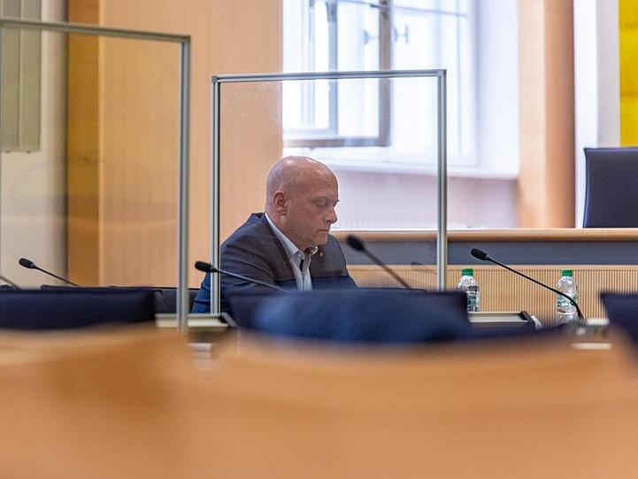Joachim Wolbergs, Ex-Oberbürgermeister von Regensburg, sitzt im Verhandlungssaal des Landgerichts hinter Trennwänden aus Plexiglas. Foto: Armin Weigel/dpa/Archivbild