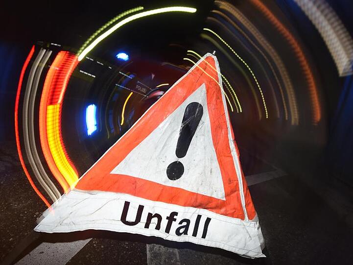Warndreieck mit dem Schriftzug "Unfall" steht auf der Straße. Foto: Patrick Seeger/Archiv
