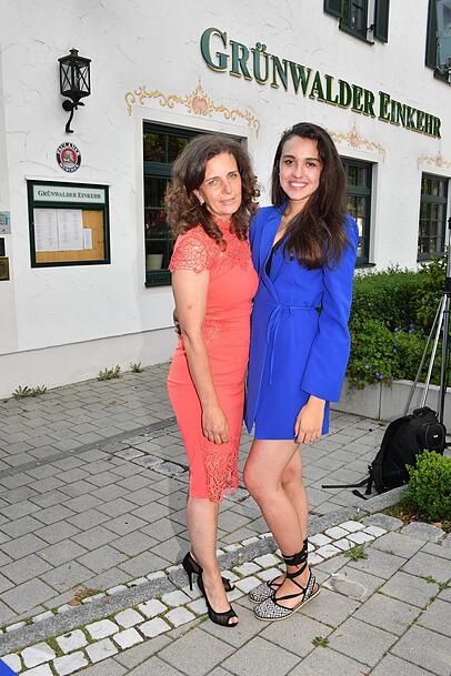 Arabella Schörghuber mit Tochter Ramona 2018 vor der Grünwalder Einkehr. Sie hat die Wirtschaft bis 2020 betrieben. Arabella Schörghuber mit Tochter Ramona 2018 vor der Grünwalder Einkehr. Sie hat die Wirtschaft bis 2020 betrieben.