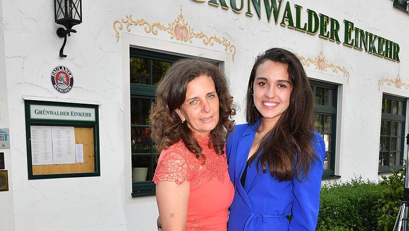 Arabella Schörghuber mit Tochter Ramona 2018 vor der Grünwalder Einkehr. Sie hat die Wirtschaft bis 2020 betrieben. Arabella Schörghuber mit Tochter Ramona 2018 vor der Grünwalder Einkehr. Sie hat die Wirtschaft bis 2020 betrieben.