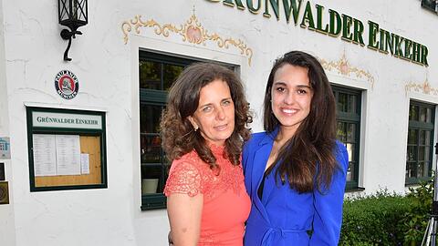 Arabella Schörghuber mit Tochter Ramona 2018 vor der Grünwalder Einkehr. Sie hat die Wirtschaft bis 2020 betrieben.