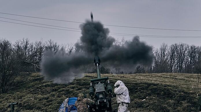 Ukrainische Soldaten feuern in der Nähe von Bachmut eine Panzerhaubitze auf russische Stellungen.