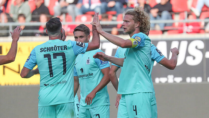 Die Löwen um Morris Schröter (l.) und Kapitän Jesper Verlaat durften gegen den Hallescher FC gleich zweimal jubeln.
