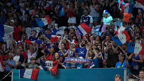 Rund 27.000 Fans sorgen beim Spiel der deutschen Handballerinnen für Gänsehaut-Atmosphäre.
