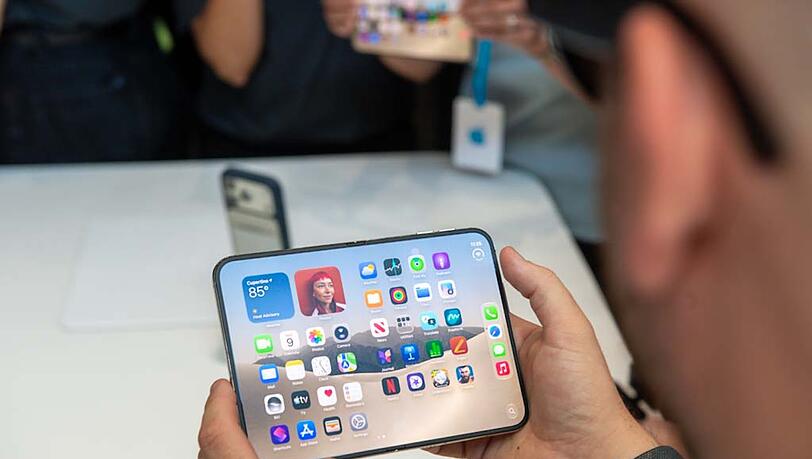 Laut Apple soll beim iPhone Duo die Falte in der Mitte des aufklappbaren Bildschirms deutlich weniger sichtbar sein als in Modellen der Konkurrenz. Laut Apple soll beim iPhone Duo die Falte in der Mitte des aufklappbaren Bildschirms deutlich weniger sichtbar sein als in Modellen der Konkurrenz.