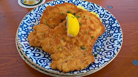 Wiener Schnitzel? Zumindest nennt man es heute so, auch wenn es historisch nicht ganz korrekt ist.