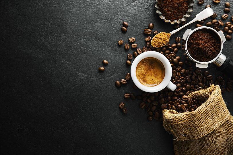 Zweifellos hilft Kaffee und das darin enthaltene Koffein, wach leistungsf&auml;higer zu werden. Doch das sind nicht die einzigen Eigenschaften des Hei&szlig;getr&auml;nks. Koffein wirkt sich nicht nur positiv auf das Zentralnervensystem aus, sondern mindert auch das Risiko an bestimmten Krankheiten wie Prostatakrebs, Leuk&auml;mie und Leberkrebs zu erkranken.
