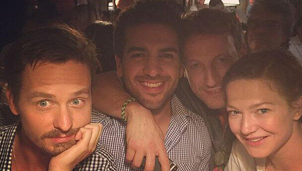 Die "Who Am I"-Crew auf der Wiesn: Tom Schilling, Elyas M'Barek, Wotan Wilke Möhring und Hannah Herzsprung (v.l.) im Käferzelt.