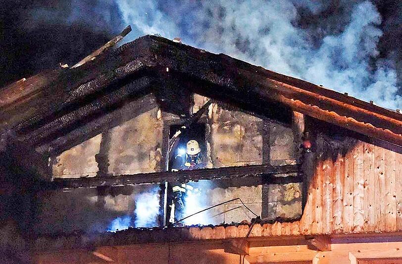 Bilder vom Dachstuhlbrand in Irschenberg. Vermutlich sorgte eine Zigarettenkippe für das Feuer.