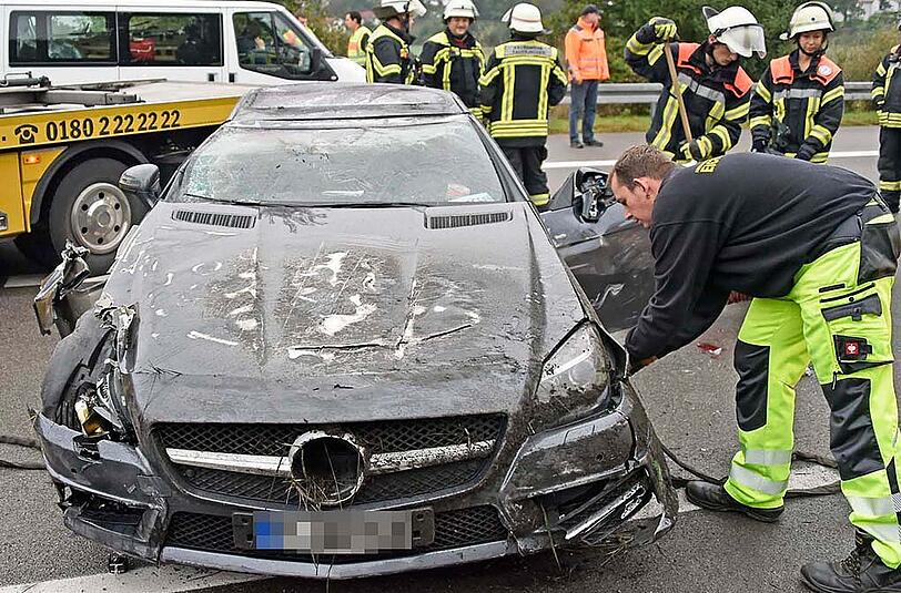 Der verletzte Fahrer konnte sich ohne Hilfe aus seinem Fahrzeugwrack befreien.