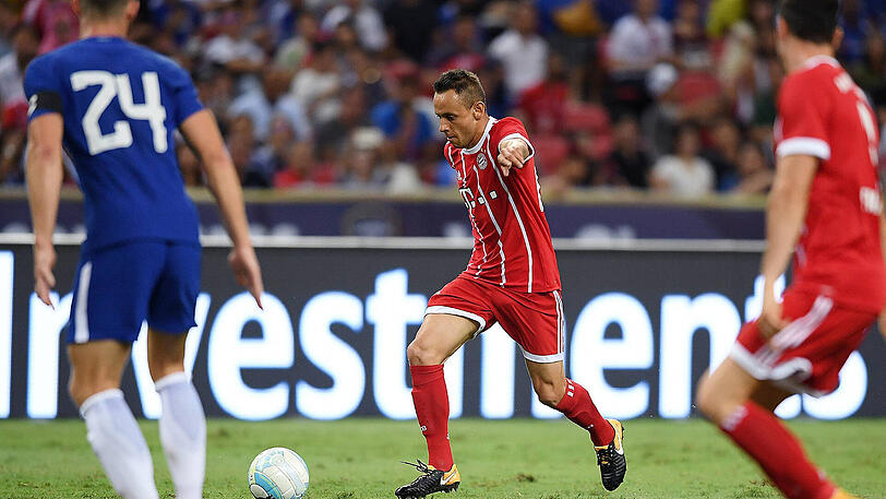 Die Profis des FC Bayern feiern ihr ersehntes ErfolgserlebnisDas war wieder ziemlich Bayern-like. Mit 3:2 (3:1) besiegt der deutsche Meister Englands Champion FC Chelsea nach starkem Start in Singapur. Es war der erste Erfolg auf der so strapaziösen Asien-Reise.