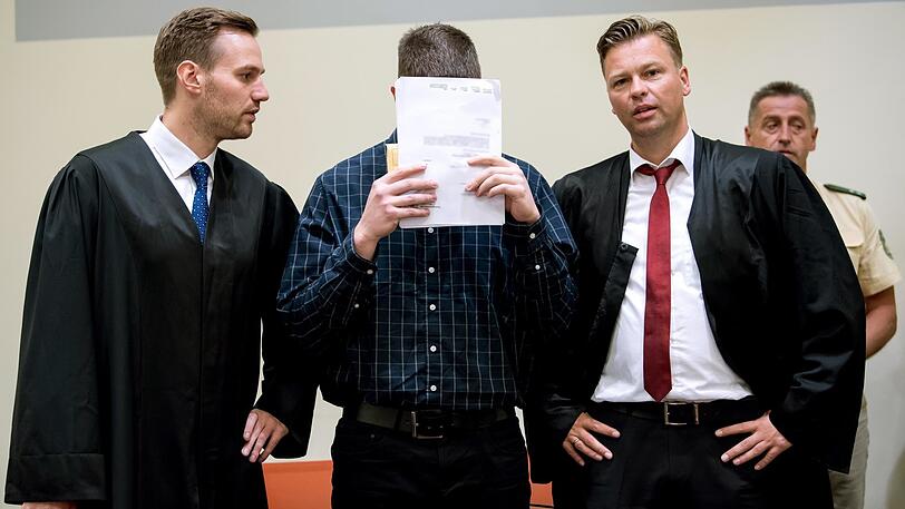 Er hat dem Münchner Amokschützen die Waffe verkauft: Philipp K. (32) mit seinen Anwälten David Mühlberger (l.) und Sascha Marks (r.).