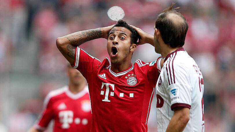 Kurios: Thiago verletzte sich bereits bei seinem Startelfdebüt für die Münchner schwer. Ende August 2013 zog er sich damals einen Riss des Syndesmosebandes im rechten Bein zu - und musste prompt operiert werden. Schon vom FC Barcelona war der Spanier mit Problemen im rechten Knie zum Rekordmeister gekommen. Es war der Beginn einer langen Krankenakte.