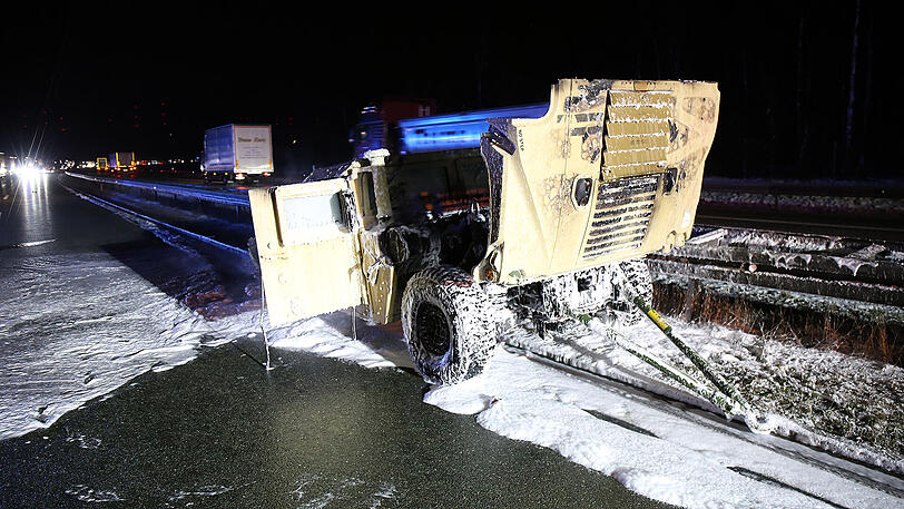 Nachdem der in Flammen stehende Hummer unkontrolliert über die Autobahn gerollt war, brannte er an der Mittelleitplanke völlig aus. Die Bilder.