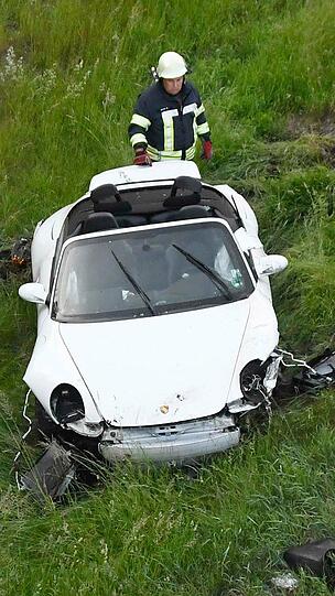 Der Porsche ist vollkommen demoliert, der Sachschaden beläuft sich auf etwa 70.000 Euro.