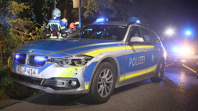 Der Audi-Fahrer fuhr einen Hang hinunter und krachte gegen einen Baum. Die Bilder vom Unfallort.