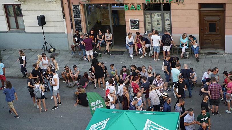 Laut, bunt und vor allem schwul: Das Hans-Sachs-Straßenfest zieht knapp 10.000 Menschen aus München und der queeren Szene an.
