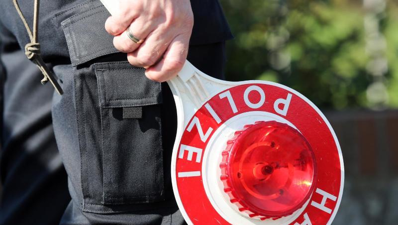 Ein Polizeibeamter hält eine Polizeikelle in der Hand. Foto: Bodo Marks/Archivbild Ein Polizeibeamter hält eine Polizeikelle in der Hand. Foto: Bodo Marks/Archivbild