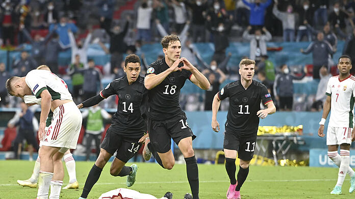 Leon Goretzkas Herz-Jubel nach dem Treffer zum 2:2.