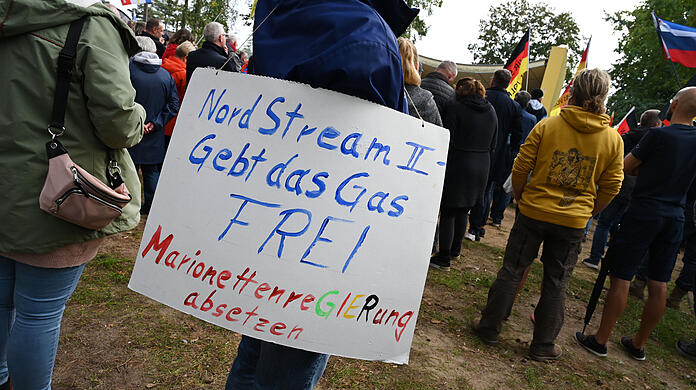 Demonstration für die Inbetriebnahme von Nord Stream 2 in Lubmin. Der Protest der Demo am 25. September richtete sich erneut auch gegen die Russland-Sanktionen der EU im russischen Angriffskrieg.
