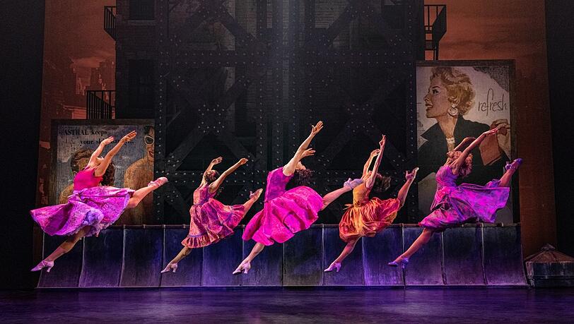Regisseur Lonny Price belässt die "West Side Story" ganz strikt in den Fünfziger Jahren, als das Stück entstand.