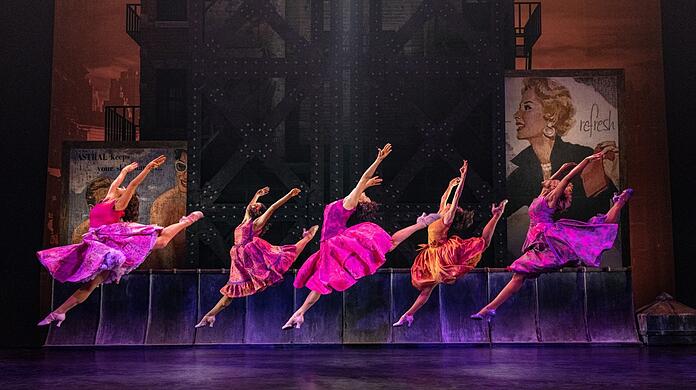 Regisseur Lonny Price belässt die "West Side Story" ganz strikt in den Fünfziger Jahren, als das Stück entstand.