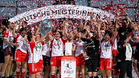 Kapitänin Lina Magull (vorne links) nimmt am letzten Spieltag der Frauen-Bundesliga die Meisterschale entgegen. Mt einem 11:1 gegen Turbine Potsdam krönten die Spielerinnen des FC Bayern ihre beeindruckende Saison.