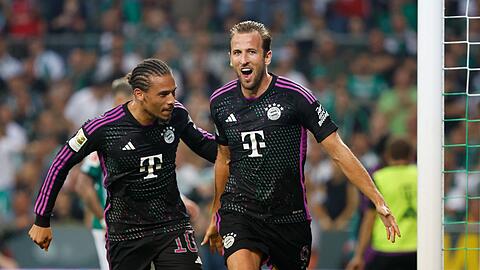 Bayerns Harry Kane (r) bejubelt seinen Premierentreffer mit Leroy Sane.