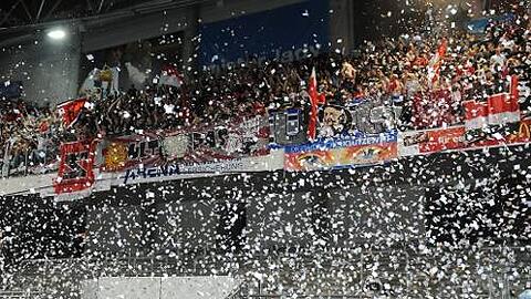Sorgten für prächtige Stimmung und bröselnden Beton in der Arena: Die FCN-Ultras im Konfetti-Regen.