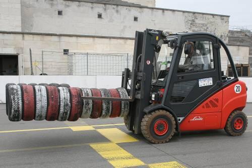 Am Norisring wird fleißig gearbeitet, Reifenstapel müssen aufgebaut werden.