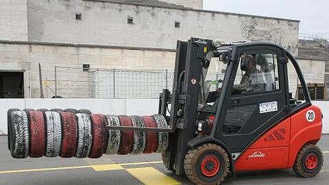 Am Norisring wird fleißig gearbeitet, Reifenstapel müssen aufgebaut werden.