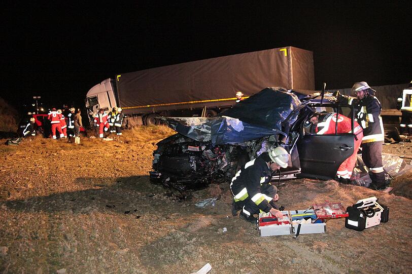 Zwei Tote und mehrere Schwerverletzte bei Verkehrsunfall nahe Ampfing &ndash; Voll besetztes Auto raste in entgegenkommenden Lkw. Die Bilder vom schrecklichen Crash.