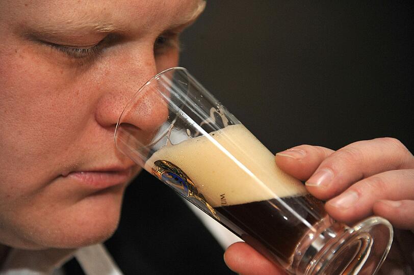 Riechen: Der Experte steckt seine Nase ins Glas und erschnüffelt die Aromen.