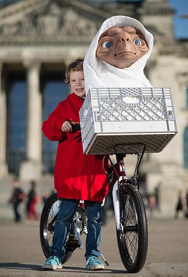 Politiker, Touristen und Berliner staunten am Montag nicht schlecht: Kult-Filmfigur "E.T." machte den Vorplatz des Berliner Reichstags unsicher...