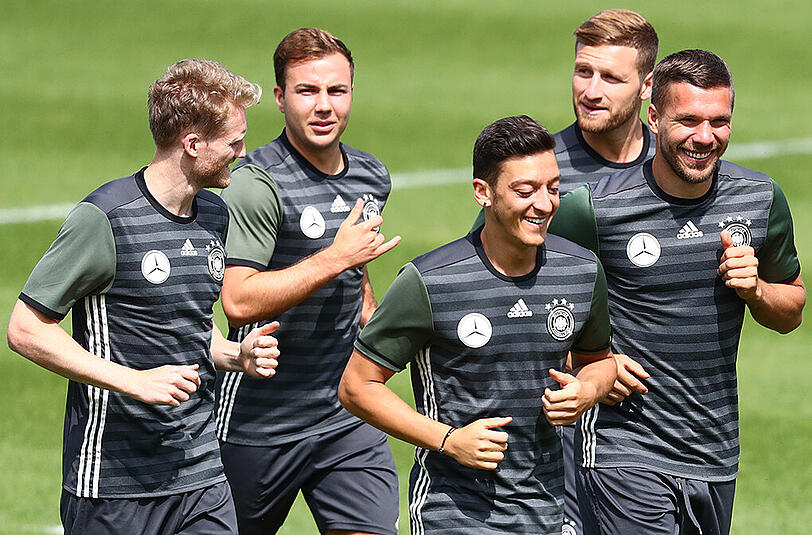 Shkodran Mustafi (hinten rechts) im Kreise seiner DFB-Kollegen. In der Mitte läuft Mesut Özil.