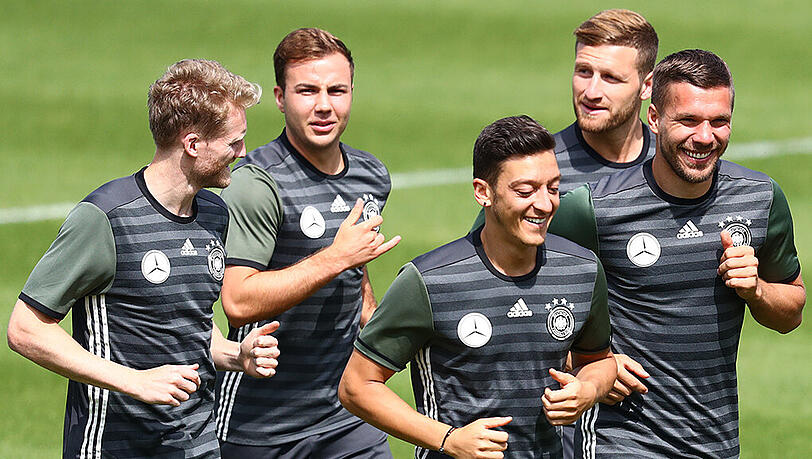 Shkodran Mustafi (hinten rechts) im Kreise seiner DFB-Kollegen. In der Mitte läuft Mesut Özil. Shkodran Mustafi (hinten rechts) im Kreise seiner DFB-Kollegen. In der Mitte läuft Mesut Özil.