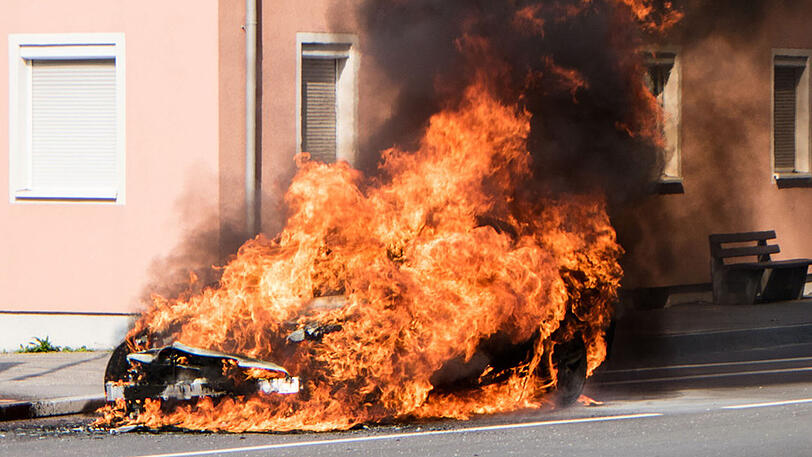 Der Mercedes brannte komplett aus, die Feuerwehr war mit etwa 30 Mann vor Ort. Klicken Sie sich durch die Bilder.