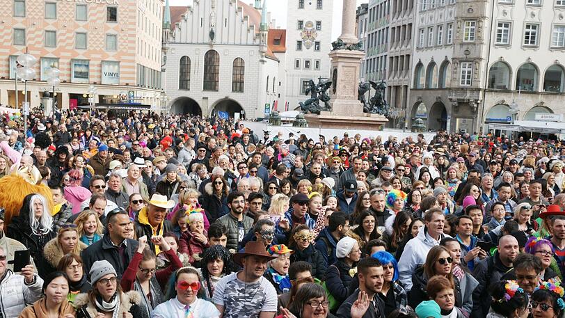 In der Münchner Innenstadt geht es zum Faschings-Endspurt nochmal rund, wie hier auf dem Marienplatz.