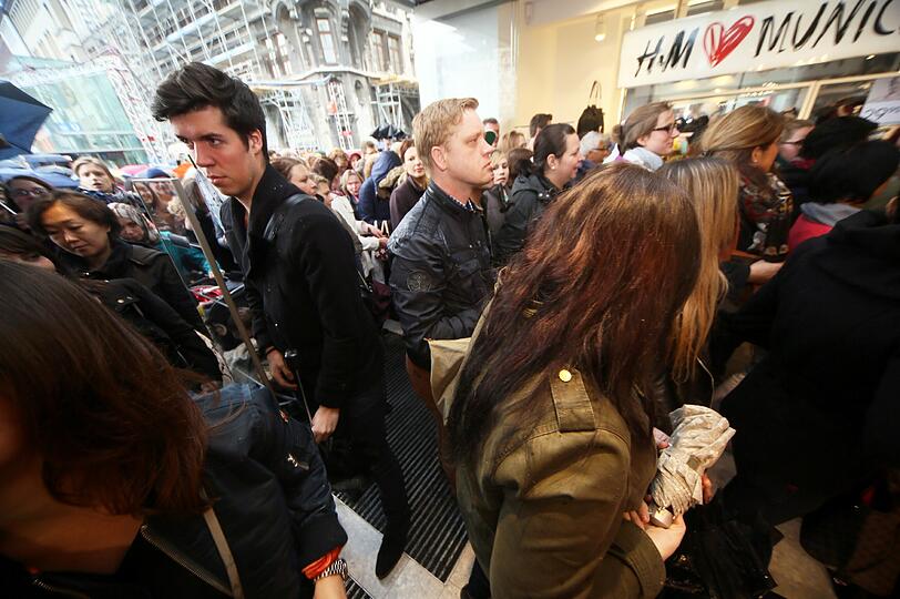 Andrang bei der Eröffnung des H&M in der Weinstraße. Die Bilder vom Opening des Flagshipstore.