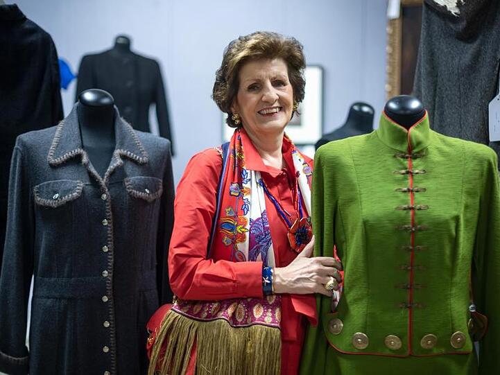 Monika Gottlieb steht neben einem Kostüm von Dior, das im Auktionshaus Neumeister präsentiert wird. Foto: Sina Schuldt