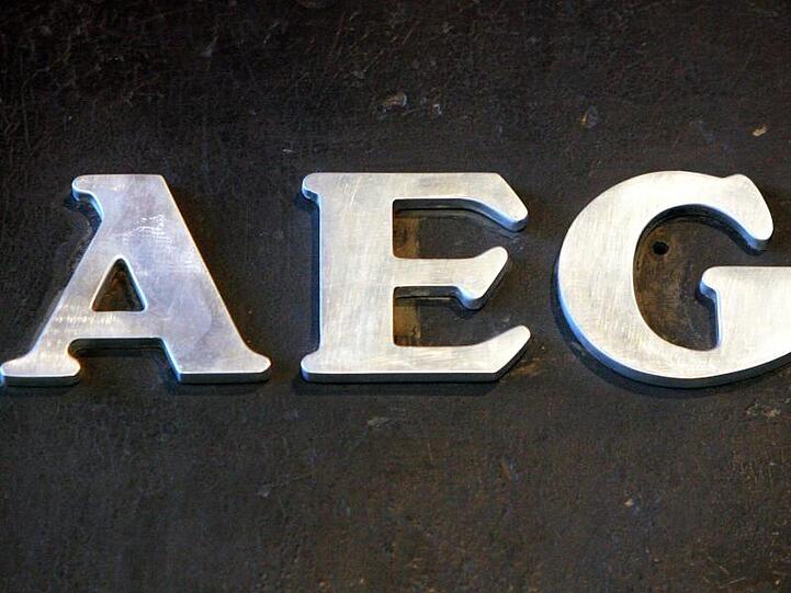 Den einstigen Weltkonzern AEG gibt es schon seit mehr als 20 Jahren nicht mehr. Doch das markante Logo des Konzerns findet sich noch heute auf Hausgeräten wie Staubgsauger.