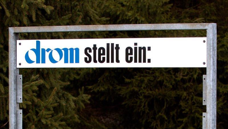 Keine Hinweise auf verfügbare Jobs gibt dieses Schild beim Dufthersteller "Drom" in Baierbrunn. Foto: Stephan Jansen/Archiv Keine Hinweise auf verfügbare Jobs gibt dieses Schild beim Dufthersteller "Drom" in Baierbrunn. Foto: Stephan Jansen/Archiv