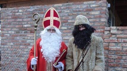 Als Heiliger Nikolaus und Knecht Rupprecht ziehen Wolfgang Summer (l.) und sein Sohn Lukas jedes Jahr von Haus zu Haus. Das geht heuer wegen Corona nicht.