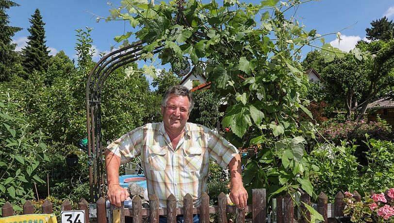 Anton Pollinger ist Erster Vorstand im Kleingartenverein Südwest 35. Fotos (6): Bernd Wackerbauer Anton Pollinger ist Erster Vorstand im Kleingartenverein Südwest 35. Fotos (6): Bernd Wackerbauer