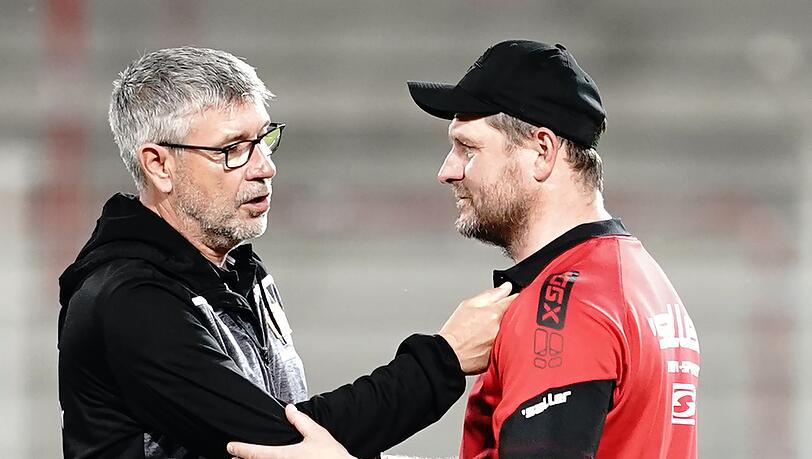 Die Trainer Urs Fischer und Steffen Baumgart (r) unterhalten sich nach einem Spiel.