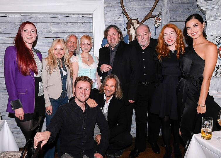 Angelika Erlacher, Sonia Farke, Dan Lucas, Jennifer Siemann, Benjamin Sahler, Ralph Siegel und Frau Laura sowie Selina Kohl. Sitzend: Michael Thurner und Tim Wilhelm