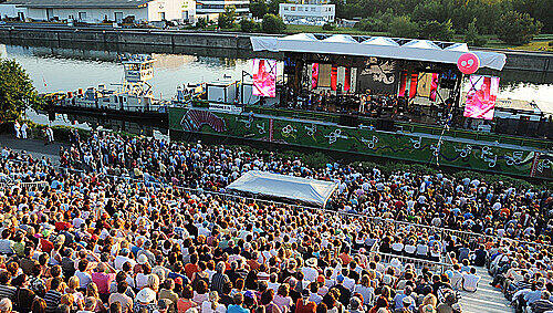 Nürnberg liegt am Hafen: großer Zulauf für ein Konzert an sonst eher unwirtlichem Gelände. Nürnberg liegt am Hafen: großer Zulauf für ein Konzert an sonst eher unwirtlichem Gelände.
