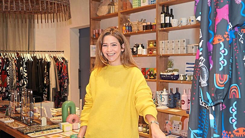 Katrin Tewes im Lemoni. Sie hat vor allem viele Produkte aus Griechenland. Doch nichts verkauft sich zur Zeit so gut wie der Kaschmir-Schal.